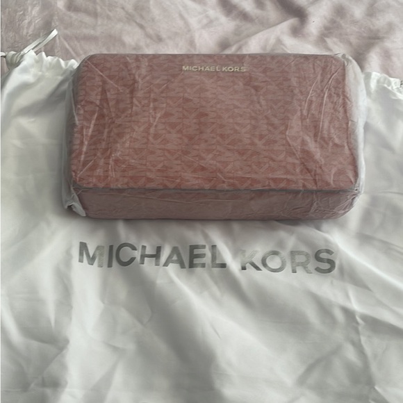 New Michael Kors small bag. I have even open the wrapping papers. - Picture 8 of 8
